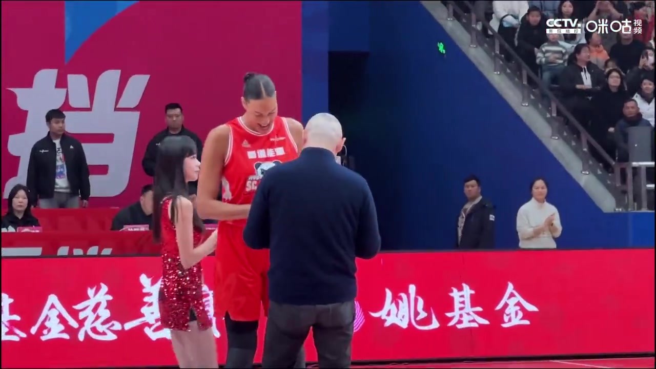 相当开心！四川女篮为坎贝奇颁发上赛季总冠军戒指！