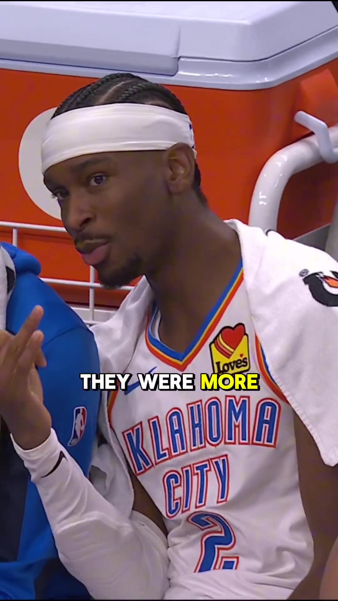 现场分析🤩！麦克风捕捉到SGA在板凳席上与队友探讨输球原因