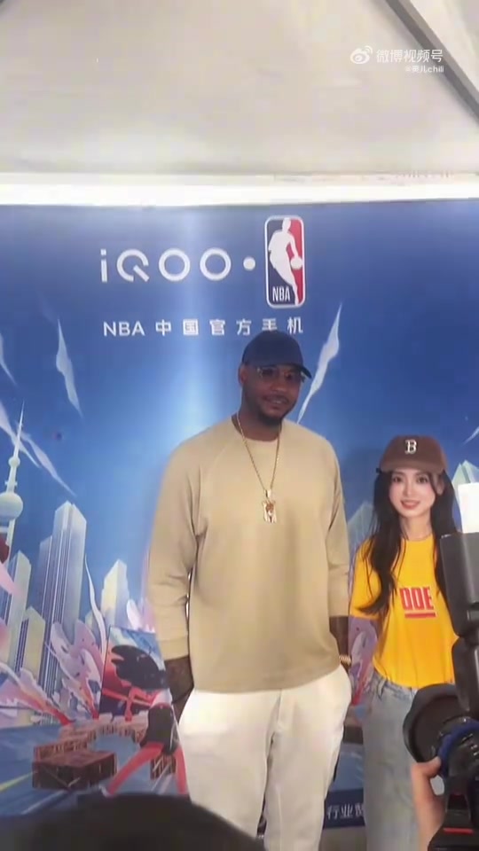 KPL女主持灵儿分享与安东尼合影：起猛了，也是和瓜哥拍上视频了